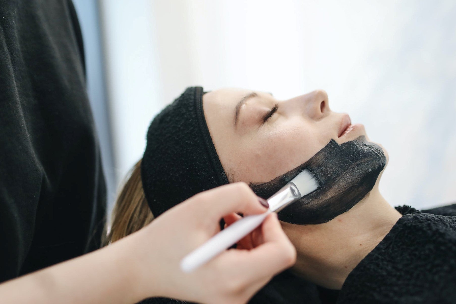 روتين العناية بالبشرة في سن الأربعين