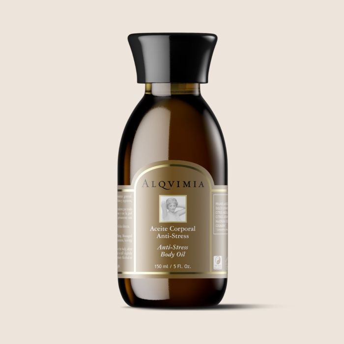 Frasco de vidrio de 10ml con etiqueta elegante, mostrando el Preparado de Aceites Esenciales Anti-Stress de Alqvimia, rodeado de ingredientes naturales.